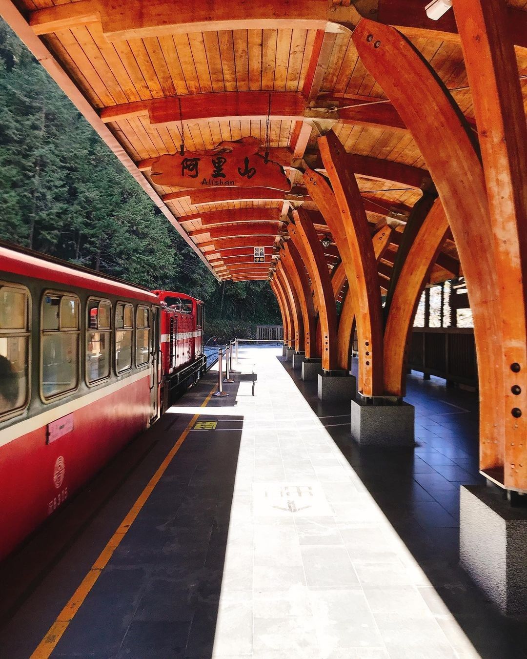 靜謐的阿里山火車站乘載著過往林業歷史在這古色古香的車站，開啟阿里山之旅吧！-⠀⠀⠀⠀⠀⠀⠀⠀⠀⠀⠀感謝 @hitorigurash...