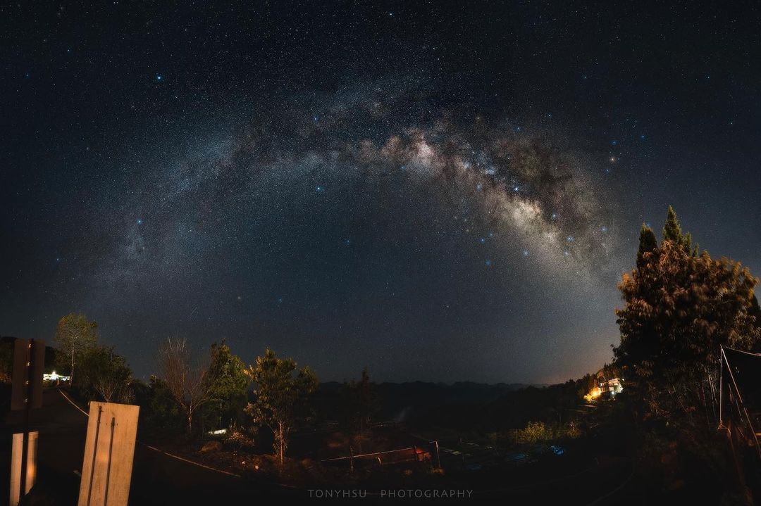 誰說山上晚上沒有娛樂呢在寧靜之中抬頭看這片銀河星空照片授權 @tonyhsu.613 -⠀歡迎在您的貼文 #travelalish...