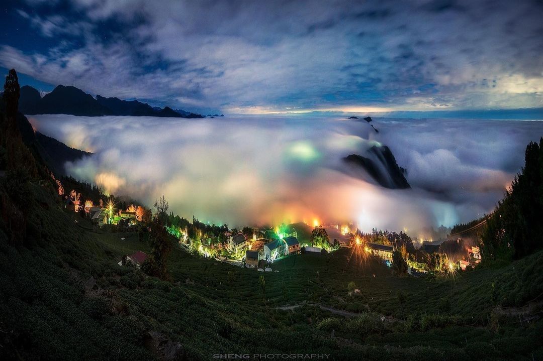 雲海霧氣朦朧，聚落燈火和天邊雲彩相互輝映成就了阿里山石棹的最美風光：〈琉璃光之夜〉-⠀⠀⠀⠀⠀⠀⠀⠀⠀⠀⠀感謝 @qwe00885...