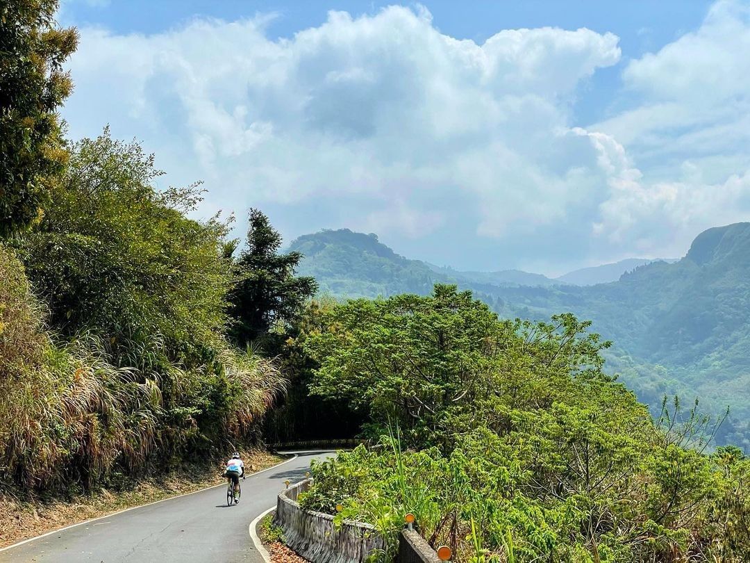 能這樣騎著單車馳騁在阿里山公路上青山藍天，真的好美小編也想要有這樣的體力XD-⠀⠀⠀⠀⠀⠀⠀⠀⠀⠀⠀感謝 @surpassrong...