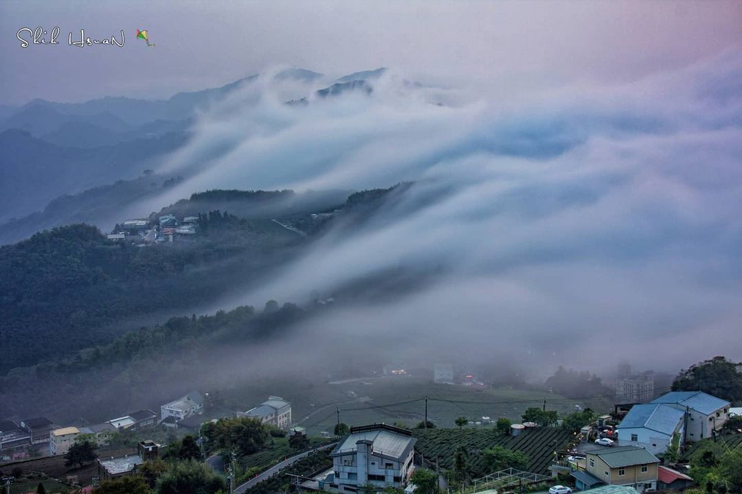是不是很難想像置身在這波濤洶湧的雲海中是什麼感覺但或許這就是山上人家的日常啦~-⠀⠀⠀⠀⠀⠀⠀⠀⠀⠀⠀感謝 @shih_hsuan...