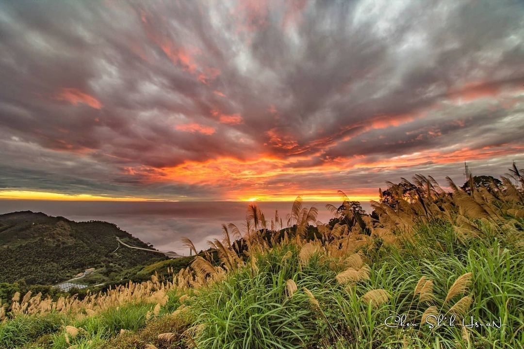 #遠距在家來看阿里山 太平雲梯的日落火燒雲希望下次來到這也能遇上如此美景! （感謝 @shih_hsuan6260  分享美照）-...