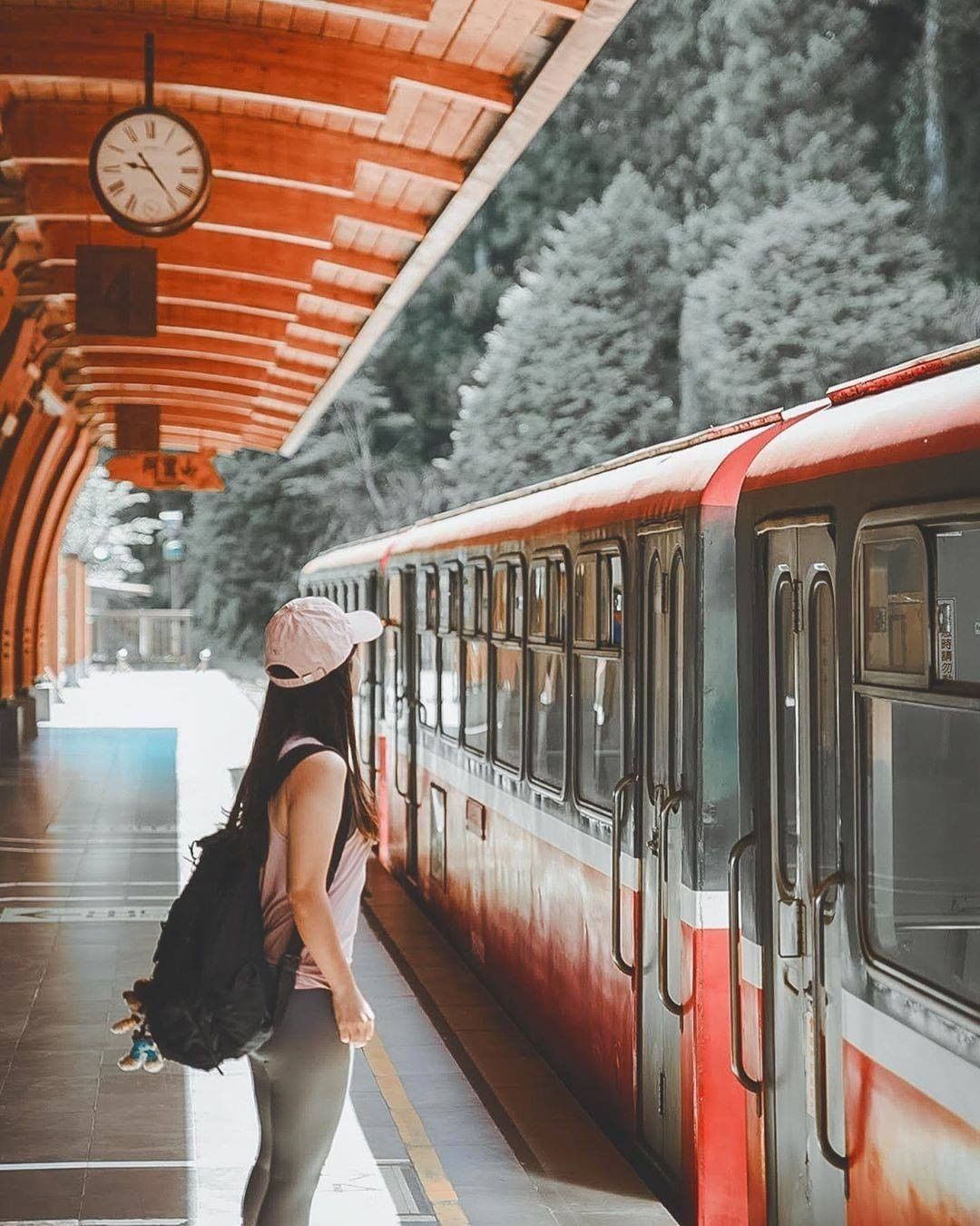 #遠距在家來看阿里山「搭火車是安全而緩慢的旅行。我把自己交給一輛駛向遠方的列車，彷彿把自己的一輩子交給另一個人，腦海卻更從容地，面...