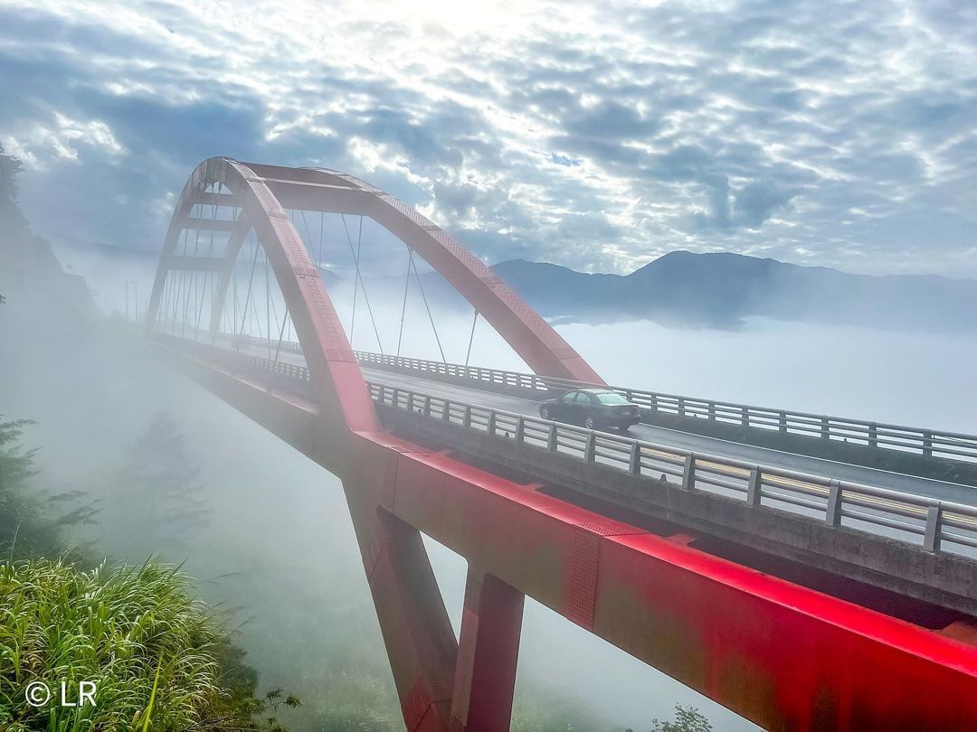 行駛過迷霧中的鐵橋帶點神祕卻彷彿能預見彼端的美麗風景照片授權 @sportx001 -⠀歡迎在您的貼文 #travelalisha...