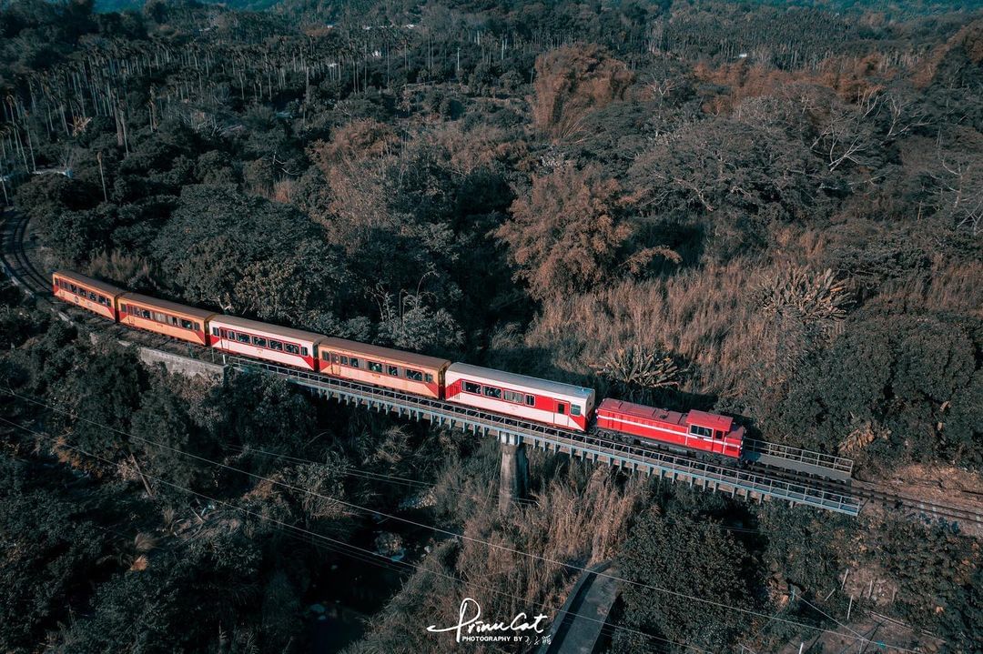 車窗外的風景如此遼闊。照片授權 @beautyphototw -⠀歡迎在您的貼文 #travelalishan 或 @travel...