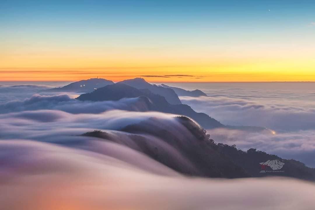 #遠距在家來看阿里山 覺得這雲海翻騰的畫面就樣內心的波滔猶豫著下次來阿里山應該要先吃苦茶油雞還是奮起湖便當 （感謝 @w_phot...