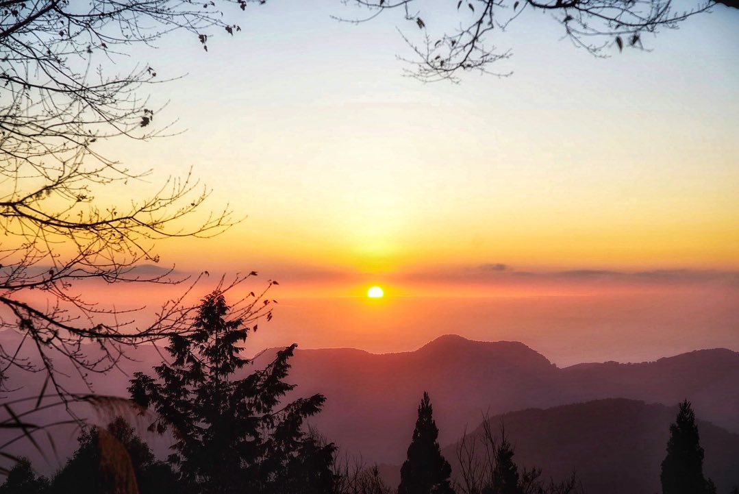 夕陽染橘了山群，暈黃的光溫暖我們的眼眸。照片授權 @ahan0706 -⠀歡迎在您的貼文 #travelalishan 或 @tr...