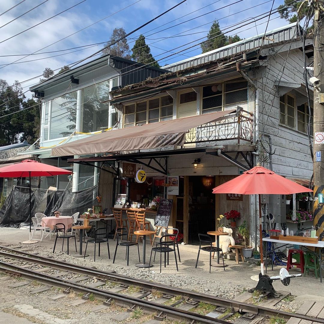 搭小火車上阿里山，十字路車站是本線的終點站，感受村落的純樸，不只是過路站，停留喝杯咖啡吧！照片授權 @kuanta.ho -⠀歡迎...