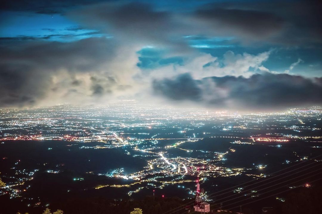 上空的雲層無損夜景的美，留點空隙讓我們欣賞百萬夜景照片授權 @rx_minitravel -⠀歡迎在您的貼文 #travelali...
