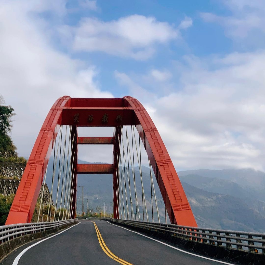 不曉得你有沒有相同的想法，看著公路與橋與藍天的畫面，有種想出走的心情呢！照片授權 @kuanta.ho -⠀歡迎在您的貼文 #tr...