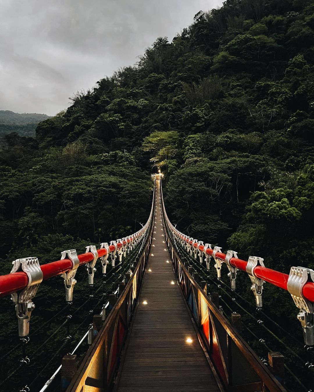 小編沒看過天黑後的福美吊橋，小巧的燈點綴了橋面，有點浪漫有點美照片授權 @karlavheerden -⠀歡迎在您的貼文 #tra...