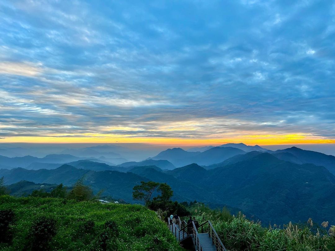 準備要下班了嗎？美麗的晚霞療癒一整天的疲勞照片授權 @travel.with.sera -⠀歡迎在您的貼文 #travelalis...