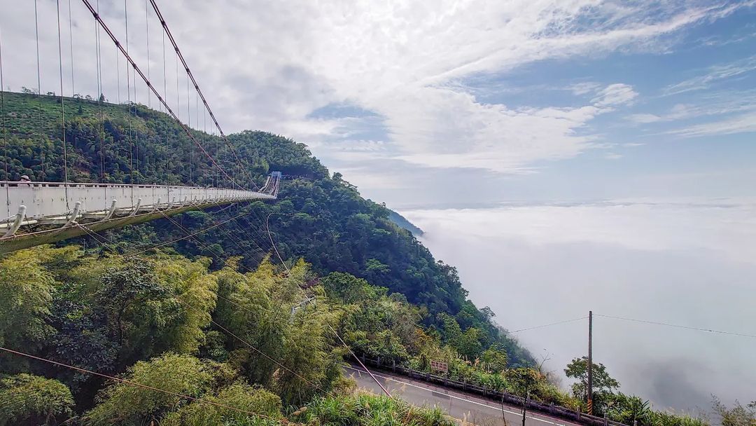 太平雲梯很開心下雨了，還是要跟大家分享阿里山的美景，先收藏起來嘿！走完太平雲梯，接著往雲之南道，再順道往太平老街覓食，還有點時間還...