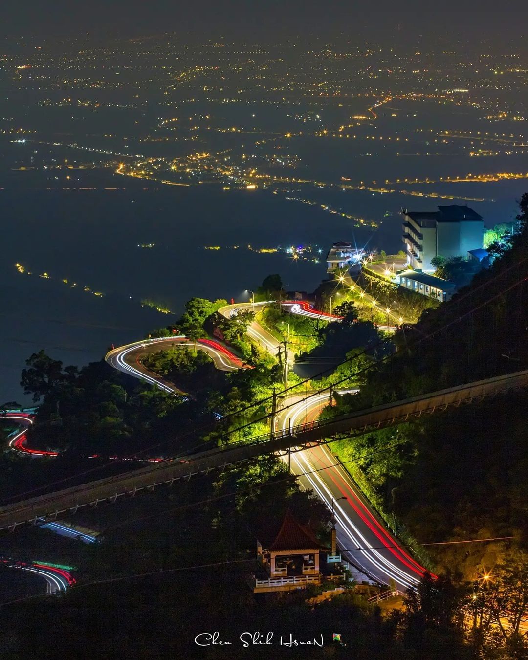梅山三十六彎俯瞰嘉南平原、晚霞、雲海、百萬夜景，盡在梅山太平照片授權 @shih_hsuan6260 -⠀歡迎在您的貼文 #tra...
