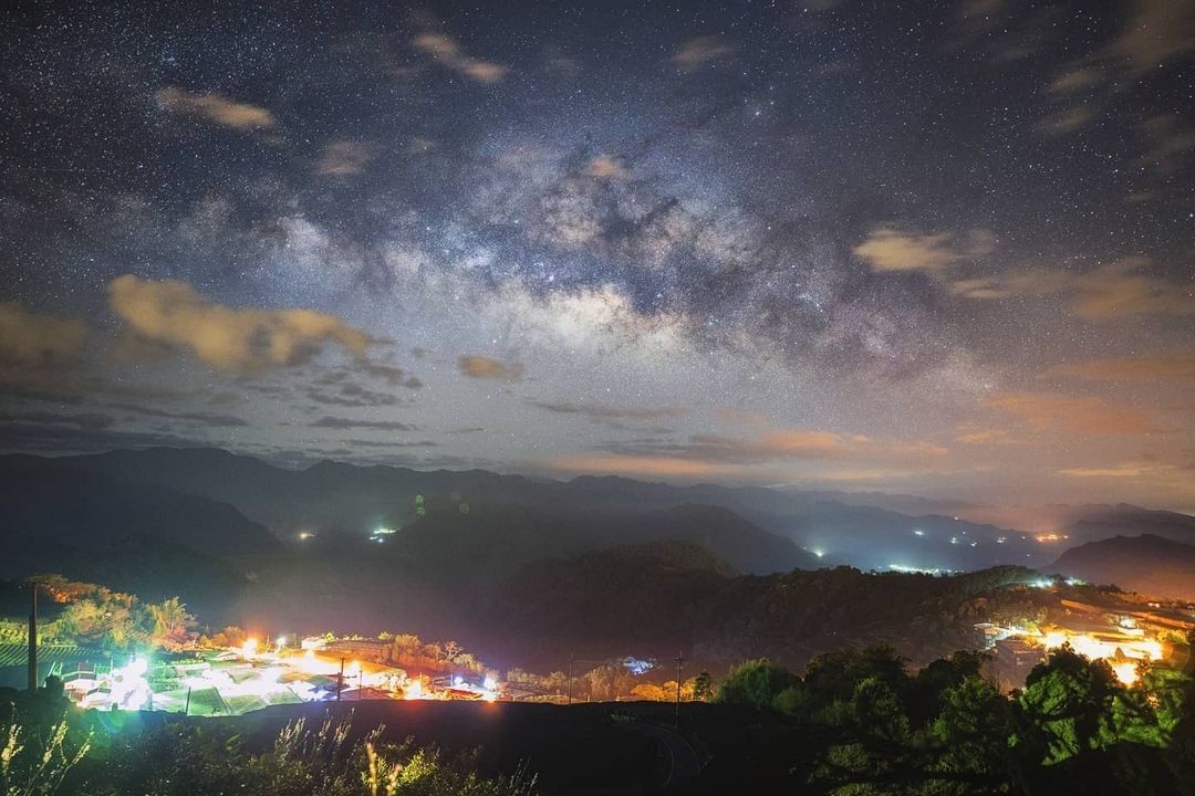 #遠距在家來看阿里山 #防疫不鬆懈 來到隙頂的傳說路就能看到傳說中的銀河美景（感謝 @pai_star_taiwan  分享美照）...