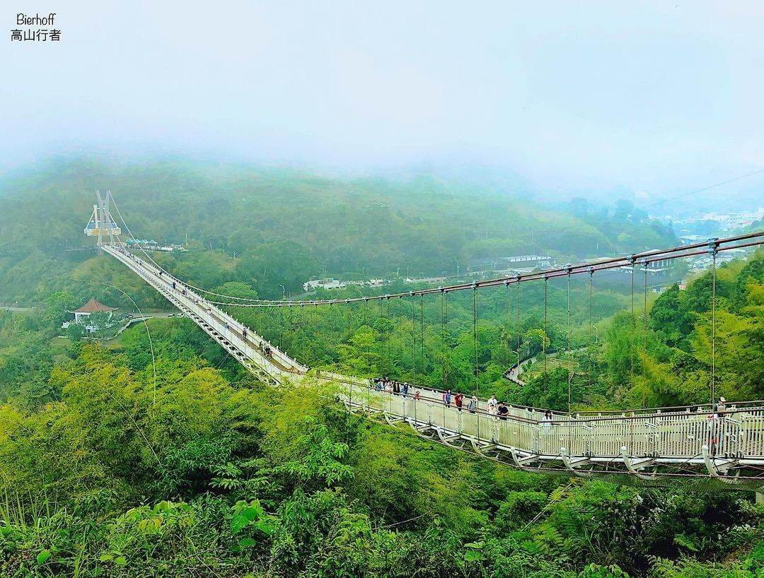 #遠距在家來看阿里山 #防疫不鬆懈 雲霧繚繞在旁好像走在雲端上伸出手就可以碰到軟綿綿的雲朵但應該甚麼也抓不到（感謝 ＠bierho...