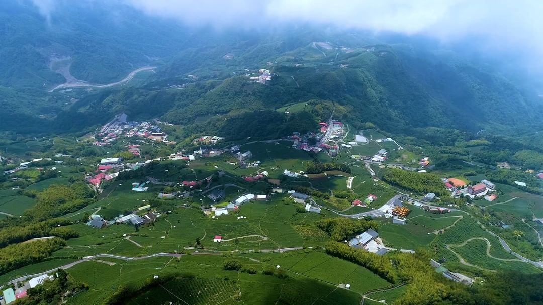 #遠距在家來看阿里山 #防疫不鬆懈撥開層層雲海☁一定會是絕美的景色等著我們疫情有一天一定會好轉的一起期待看見雲海另一端的那天到來吧...