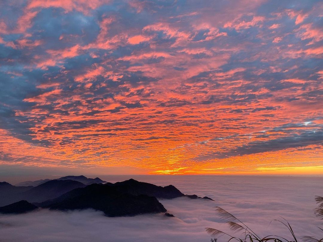 期待夏季的火燒天空❤照片授權 @mt_blublublue -⠀歡迎在您的貼文 #travelalishan 或 @travela...