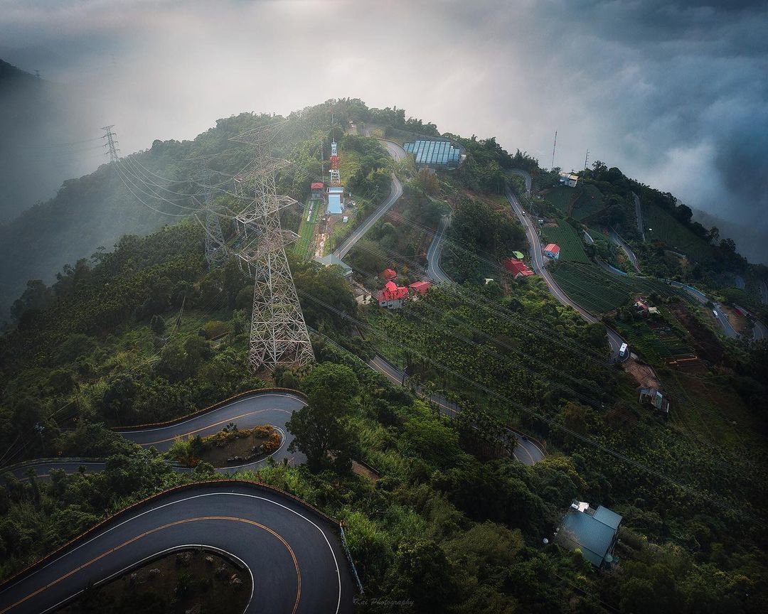 等待雲海、賞一抹紅霞、看百萬夜景，看著剛剛走過的路，拐了36個彎~照片授權 @shengkai_travel -⠀歡迎在您的貼文 ...