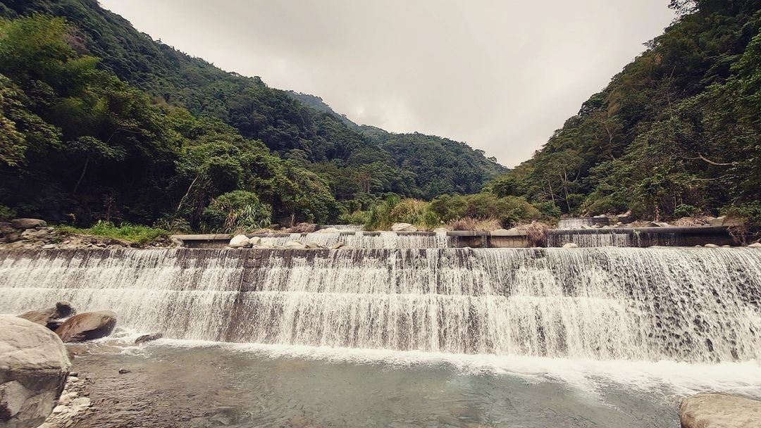 #遠距在家來看阿里山 #防疫不鬆懈 群山圍繞下的潺潺溪水彷彿聽到流水聲在耳畔響起（感謝 @ahsiung1206  分享美照）-⠀...