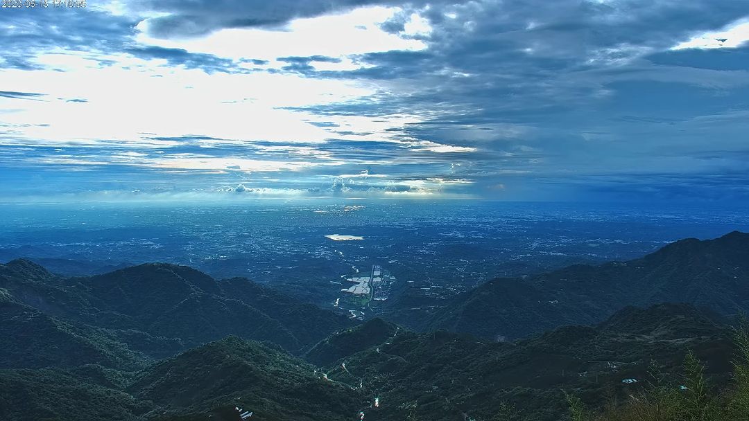 空氣像是被洗滌了髒汙，從二延平步道的觀景台欣賞清晰的嘉義市景，這個色調好美清晰版YouTube搜尋：二延平 直播 -歡迎在您的貼文...