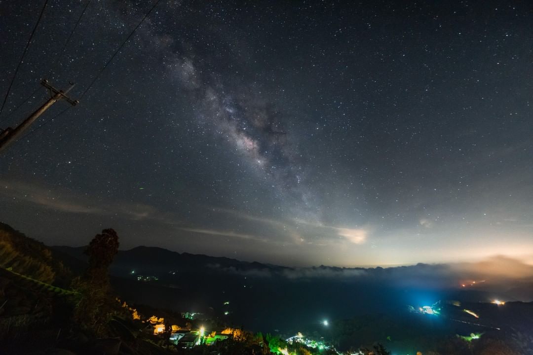 #遠距在家來看阿里山 #防疫不鬆懈 梅山夜晚的星空看到這樣的美景大家首先會想到跟誰一起看呢?（感謝 @su_jpg  分享美照）-...
