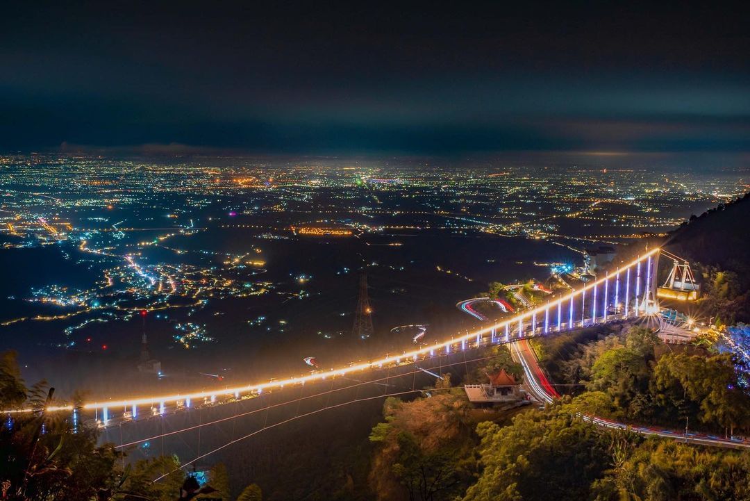 身邊總有個朋友，能在看夜景時比劃著，右前方是哪裡，左前方是哪裡，正前方是哪裡我只想說「夜景好美喔~~~」照片授權 @chiayua...