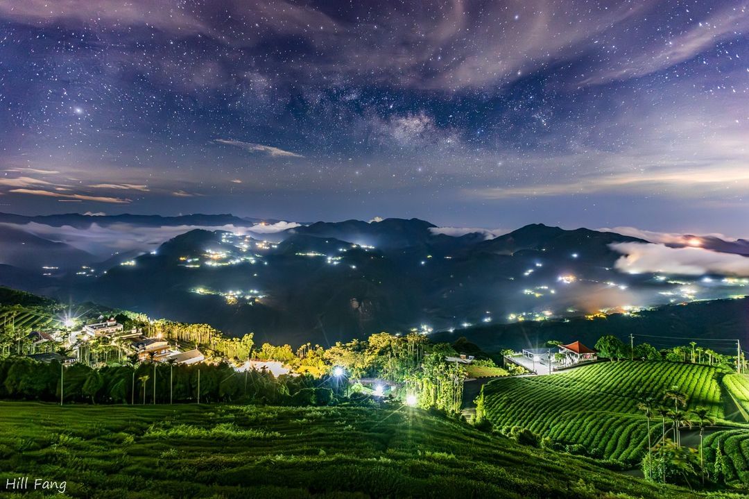 百搭的茶園，日出、夕陽、雲海、星空，你最喜歡哪個組合呢照片授權 @fang.hill -⠀歡迎在您的貼文 #travelalish...