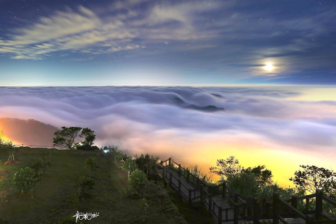 月光下的雲海。照片授權 @hunglin0905 -⠀歡迎在您的貼文 #travelalishan 或 @travelalisha...