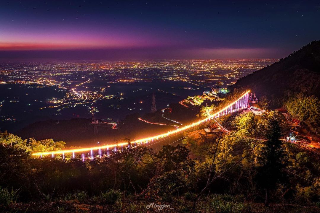 美麗的晚霞為夜景增添了色彩照片授權 @mingjen_ -⠀歡迎在您的貼文 #travelalishan 或 @travelali...