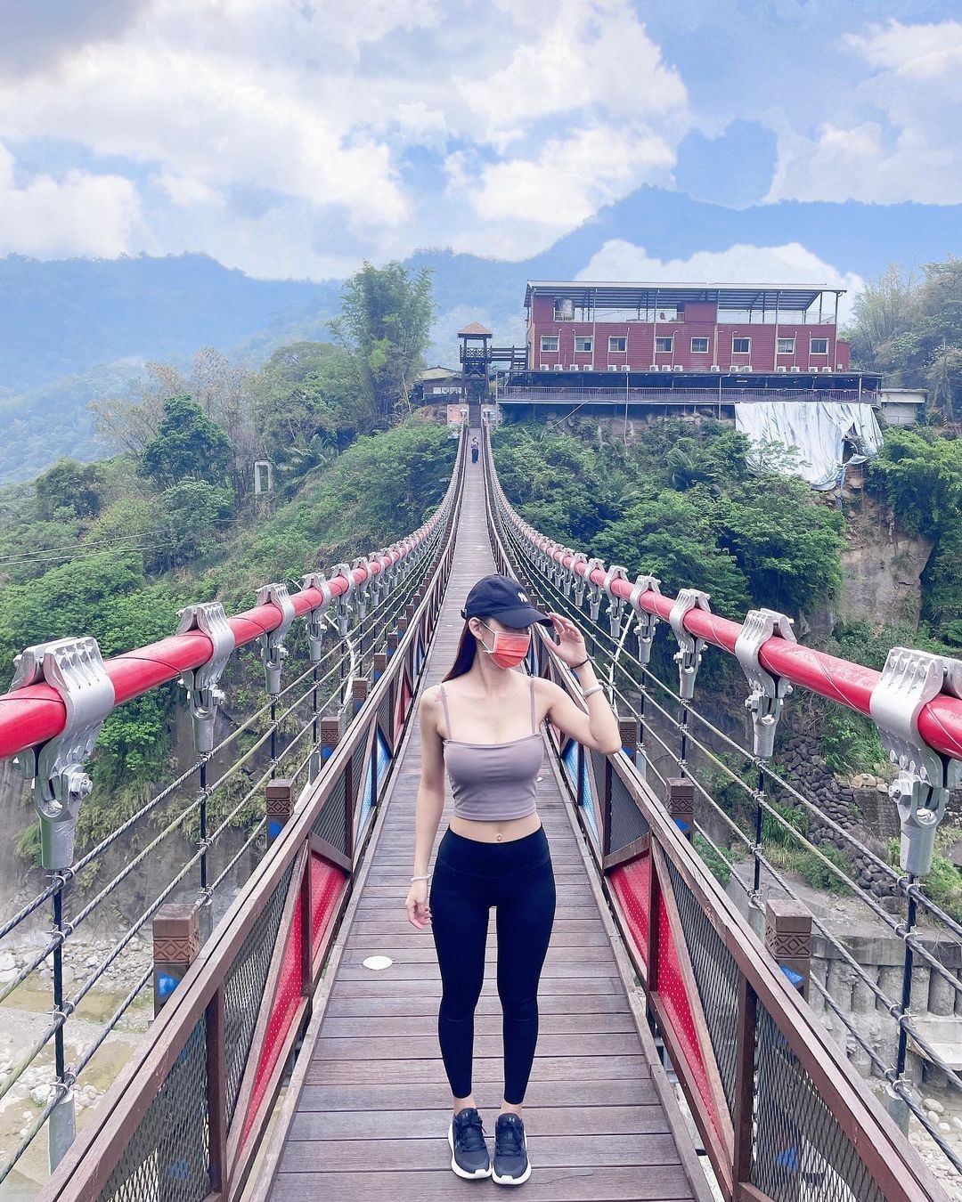 山美福美吊橋跨越曾文溪的福美吊橋，全長175公尺，以鄒族的代表顏色裝飾橋面，吊橋兩端的景色優美，來到山美部落不妨來這裡拍好拍滿照片...