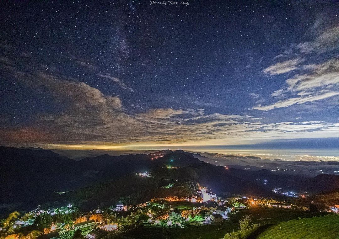 #遠距在家來看阿里山 #防疫不鬆懈 石棹的夜景真是令人百看不厭不只琉璃光，山上的星空、屋瓦燈光都能呈現另一種美景（感謝 @timx...