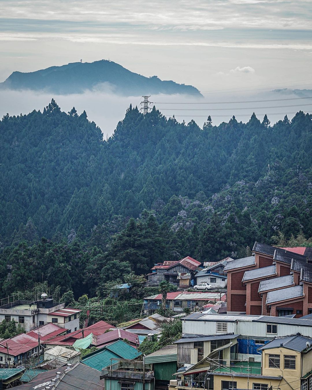 雲海中的懷舊山城，平常到奮起湖都是在浪漫的迷霧中，偶爾也是能遇見與雲海相襯的畫面照片授權 @kun_yi_1013 -⠀歡迎在您的...