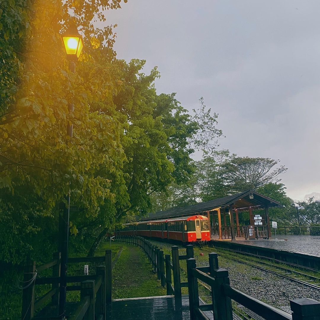 昨天深夜山區下起大雨，山上部分道路有土石流落，大家近期若非必要避免前往山區唷希望大家都平平安安相關颱風動態資訊可以關注粉專「阿里山...