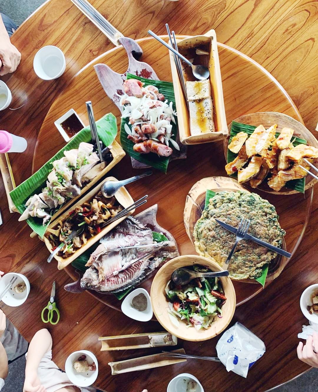 大家乖乖待在家防颱，還不能出門，那小編來分享阿里山美食，記得先筆記！走進達邦部落，探訪鄒族家屋與故事，品嘗原民風味~主廚的創意巧思...