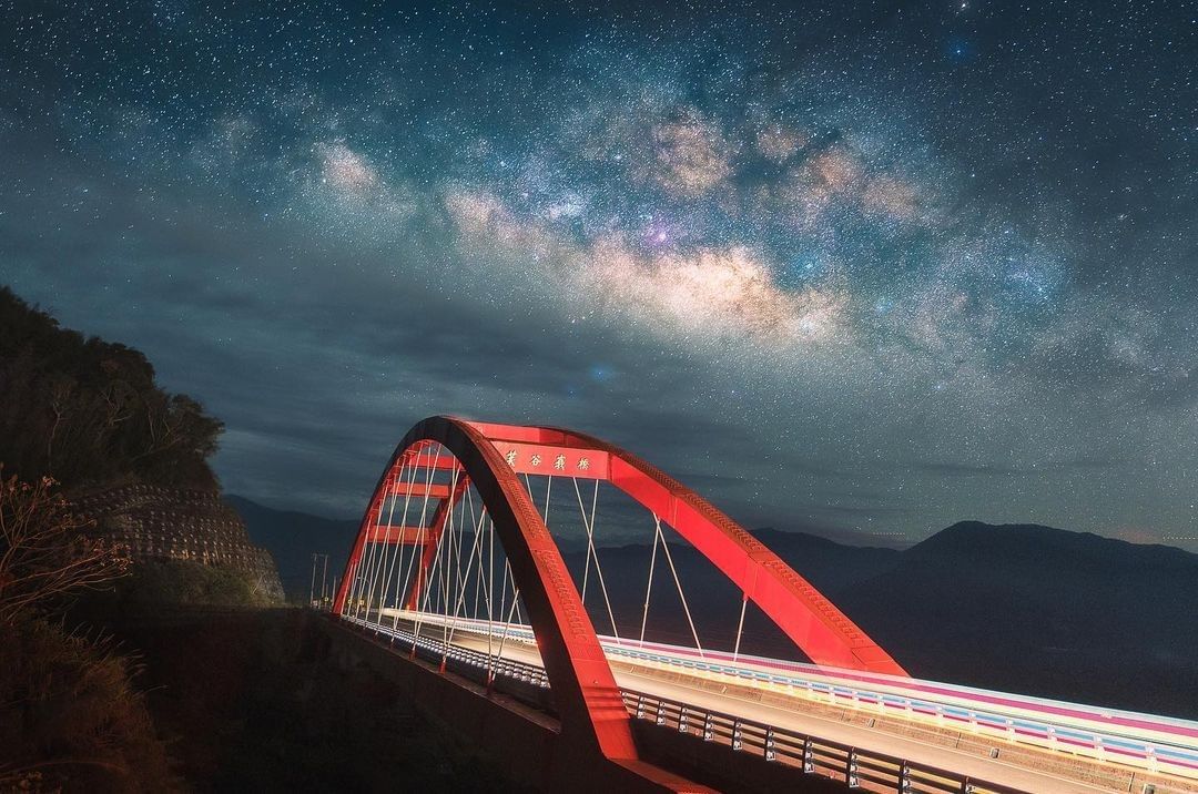 #遠距在家來看阿里山 #防疫不鬆懈 經過無數次的大橋如果只在白天經過太可惜因為晚上的美景，令人嘖嘖稱奇（感謝 @shengkai_...
