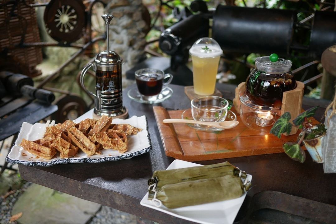 〚阿里山特色店家系列〛讓人念念不忘的米鬆餅，簡單精品似的飲品，一磚一瓦童話般的場景，這組照片剛好沒有____出沒，就是有不少可愛親...