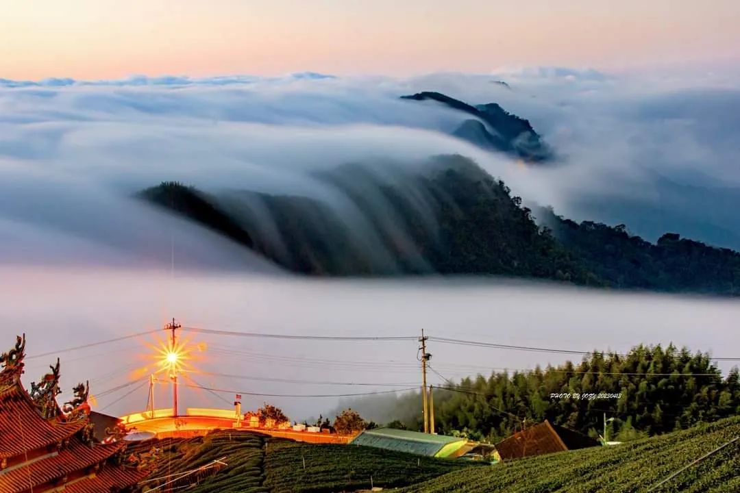 看著綿密的雲海，一起進入溫柔的夢鄉吧~晚安照片授權 @taiwan.8591 -⠀歡迎在您的貼文 #travelalishan 或...