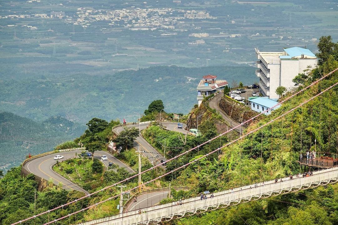 #遠距在家來看阿里山 #防疫不鬆懈 太平雲梯與36彎的合影在36彎上看著遠處的雲梯越來越大感覺真的蠻奇妙的（感謝  @shun__...