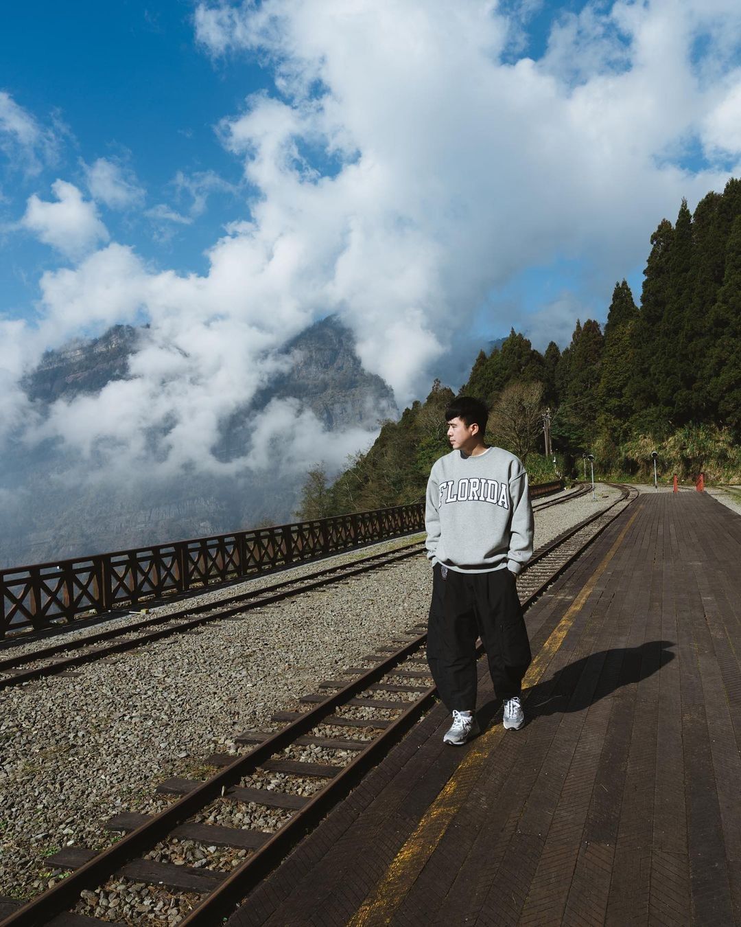 二萬平車站到了阿里山，目光追逐著塔山的身影，二萬平也是一個欣賞塔山與日落雲海極佳的地點。照片授權 @haixing0527 -⠀歡...