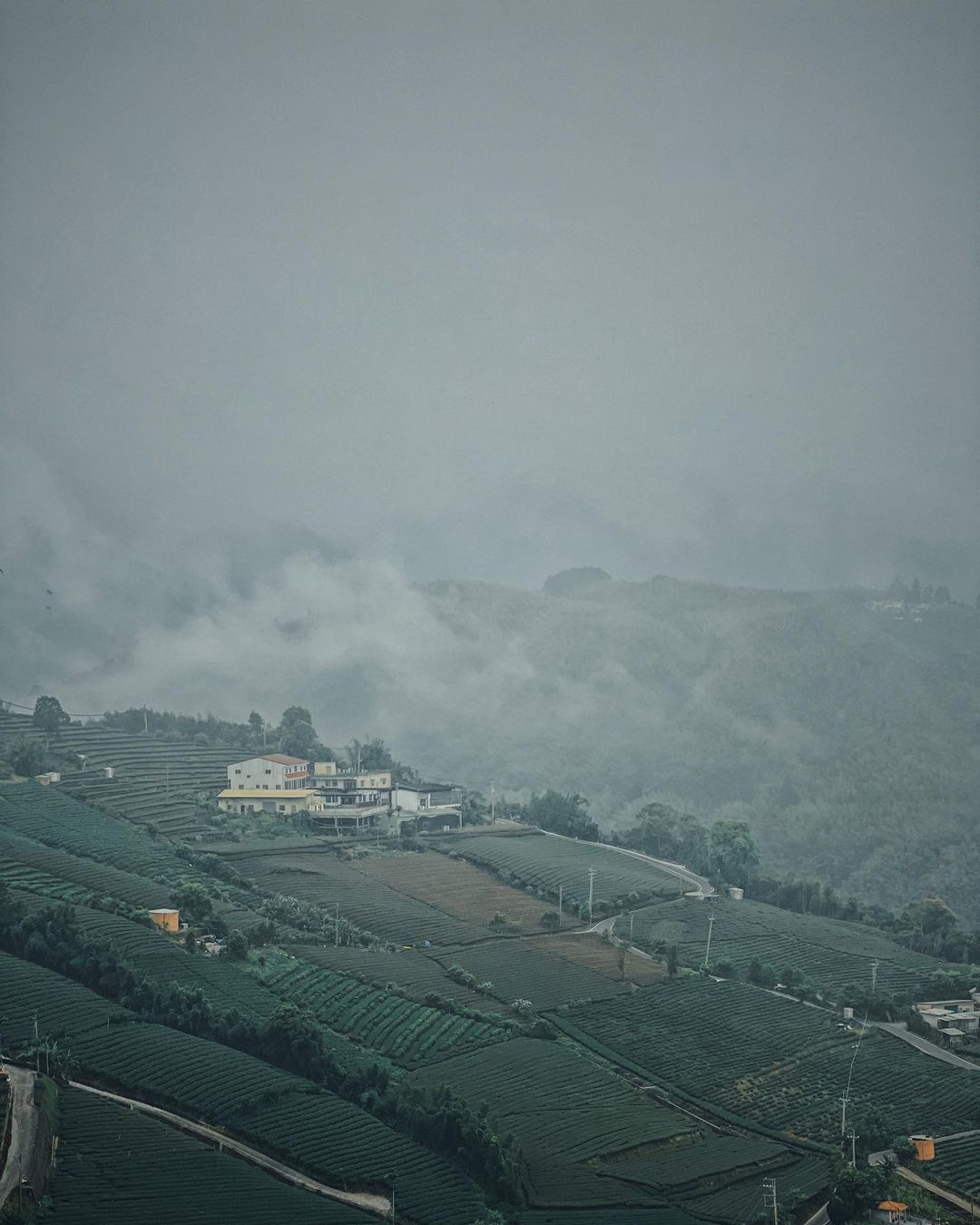 昨天短短幾個小時的豪雨讓半個嘉義縣淹水了導致嘉義縣及山區多處聯絡道路交通中斷呼籲⚠️連日大雨山區土石含水量高容易造成土石流請大家暫...