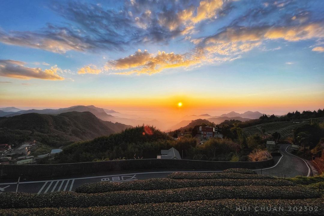 路旁的風景就這麼美~夕陽雲海有過在路上巧遇美景的經驗嗎？照片授權 @chan661127 -⠀歡迎在您的貼文 #travelali...