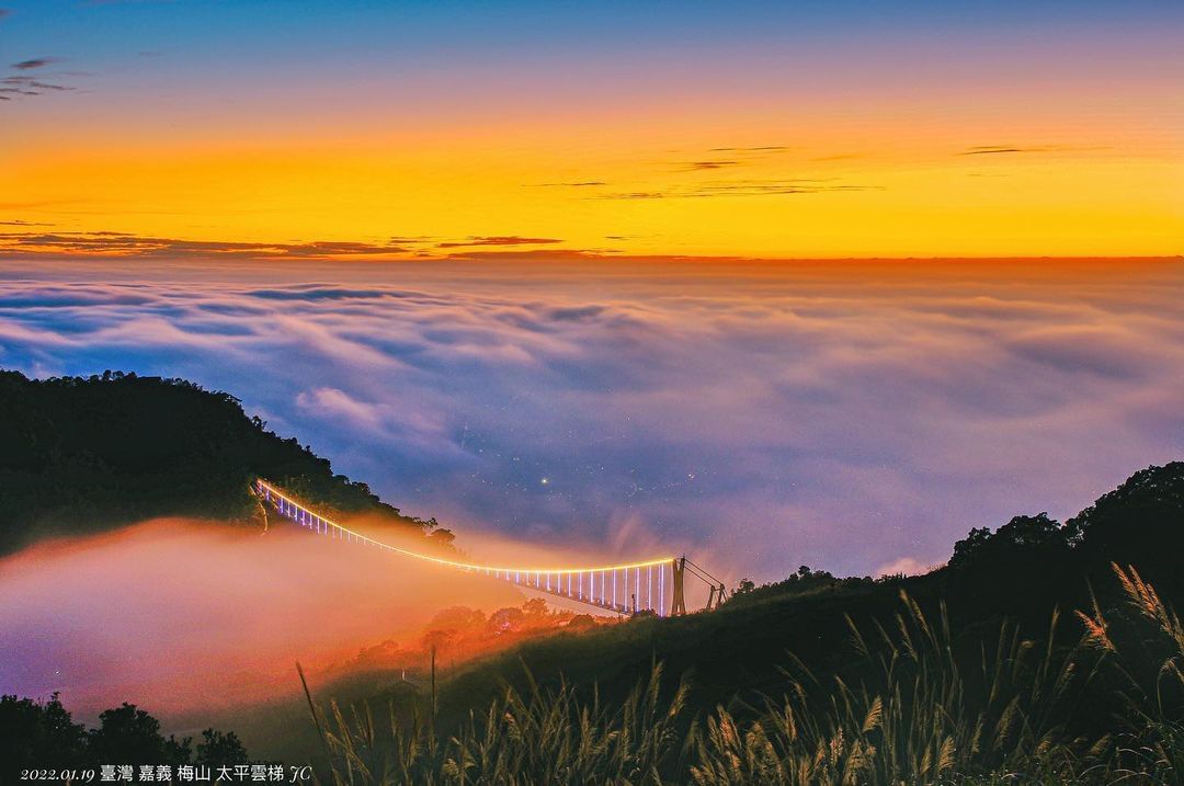 夢幻黃昏雲海之中的太平雲梯照片授權 @jasonchen52 -⠀歡迎在您的貼文 #travelalishan 或 @travel...