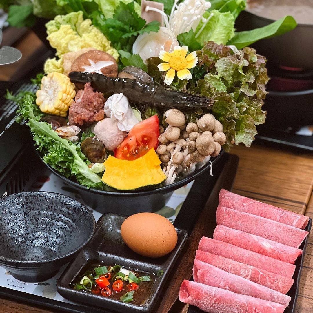 ☰ 阿里山美食系列 ☰秋冬到隙頂看牛奶鍋還有真正可以吃的牛奶鍋(這就不分季節啦)看照片中那滿出來的菜盤多新鮮是老闆自家栽種、當天現...