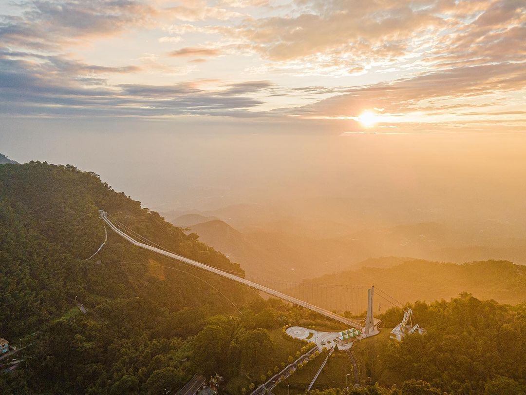 梅山太平夕陽餘暉，有沒有一種運氣，是一天之內看遍雲海、夕陽、百萬夜景照片授權 @chong_wei_yi -⠀歡迎在您的貼文 #t...