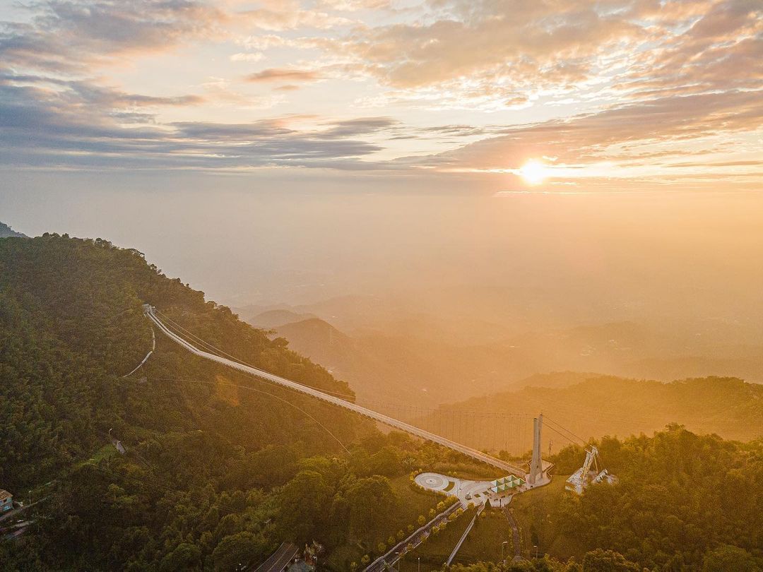 梅山太平夕陽餘暉，有沒有一種運氣，是一天之內看遍雲海、夕陽、百萬夜景照片授權 @chong_wei_yi -⠀歡迎在您的貼文 #t...