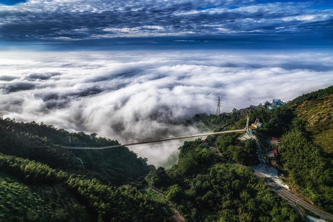 梅山鄉太平村上帝視角看雲海，不禁想著雲海底下會是什麼模樣就是❑ 一片白牆阿❑ 雲霧繚繞啦照片授權 @sunzhi0616 -⠀歡迎...