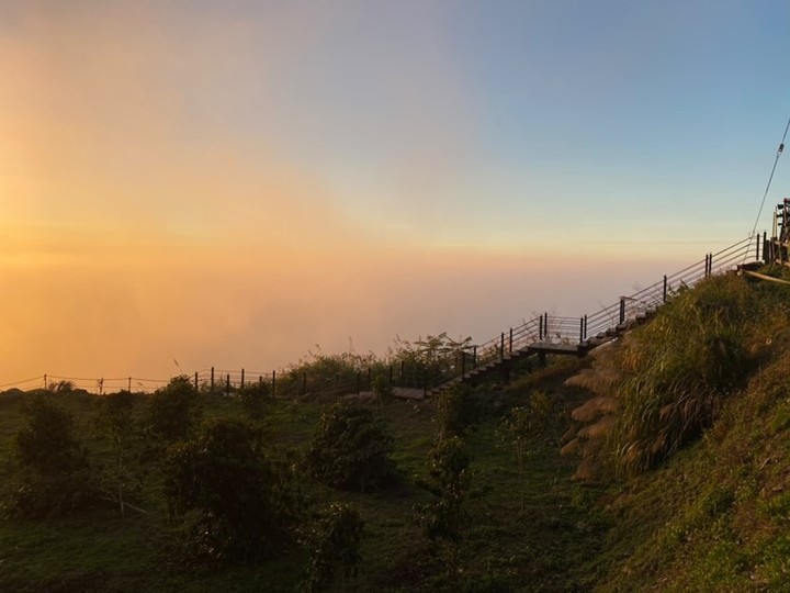 用不一樣的角度來看二延平步道夕陽將天空渲染成美麗的橘藍漸層也一併將步道及草地鋪上一層橘（感謝 @cheng_boomboom 分享...