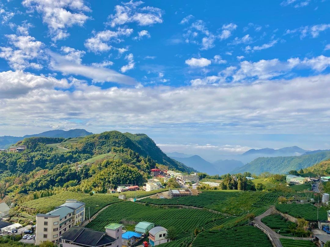 不一樣的阿里山風景平常看了好多雲海、耶穌光、雲霧繚繞要怎麼形容呢？看看不同面貌的、清澈的阿里山⛰⛰（感謝 @blackwhale7...