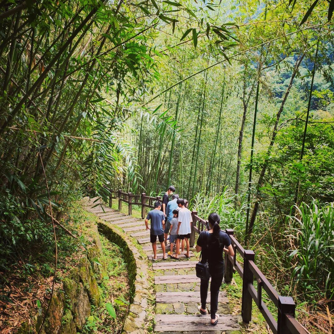 圓潭生態園區平易近人的平緩步道，老少皆宜有竹林相伴的路徑，一看就覺得涼爽！在入口處的建築物二樓是圓潭谿餐廳，走累了還能品品山中時蔬...